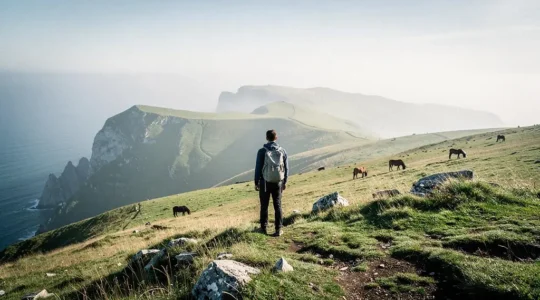 Vue panoramique sur une crête verdoyante des montagnes basques surplombant l'océan Atlantique au lever du jour