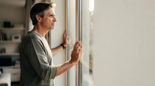 Professionnel serein installé dans un espace de travail lumineux, symbolisant la négociation réussie du travail à distance