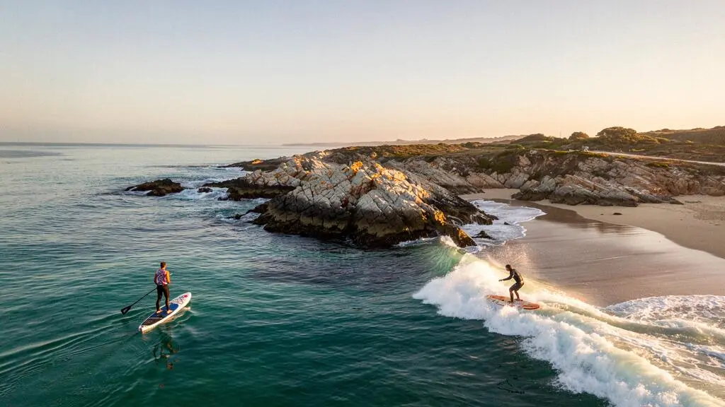 Vue aérienne d'un littoral où se croisent plusieurs pratiques nautiques, du calme au sensationnel